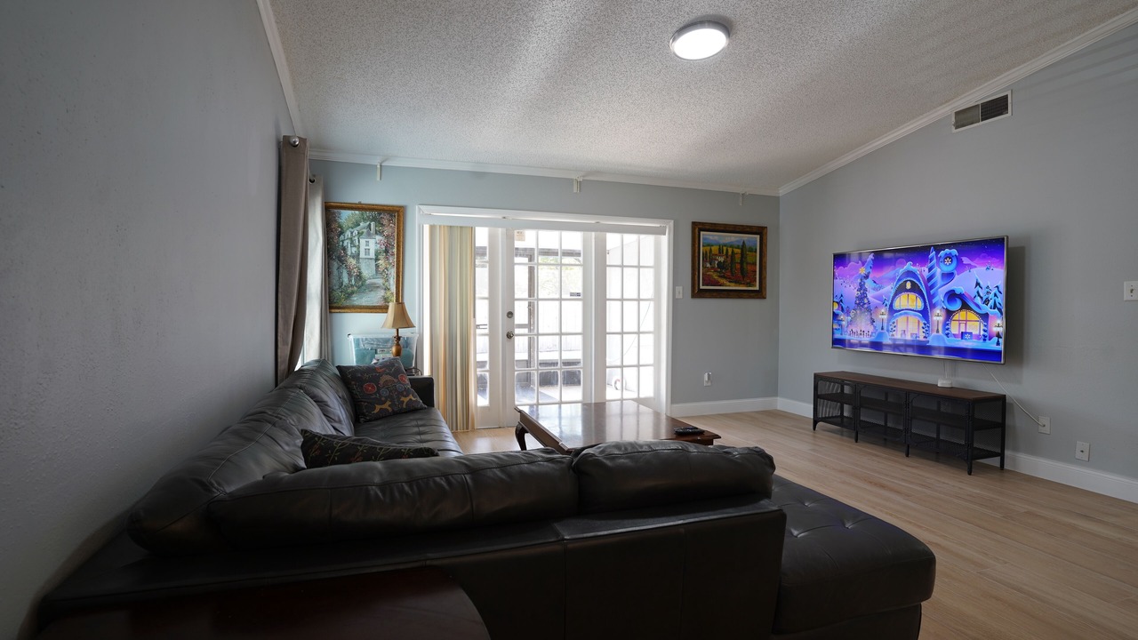 Photo of Livingroom in Lakeview Village