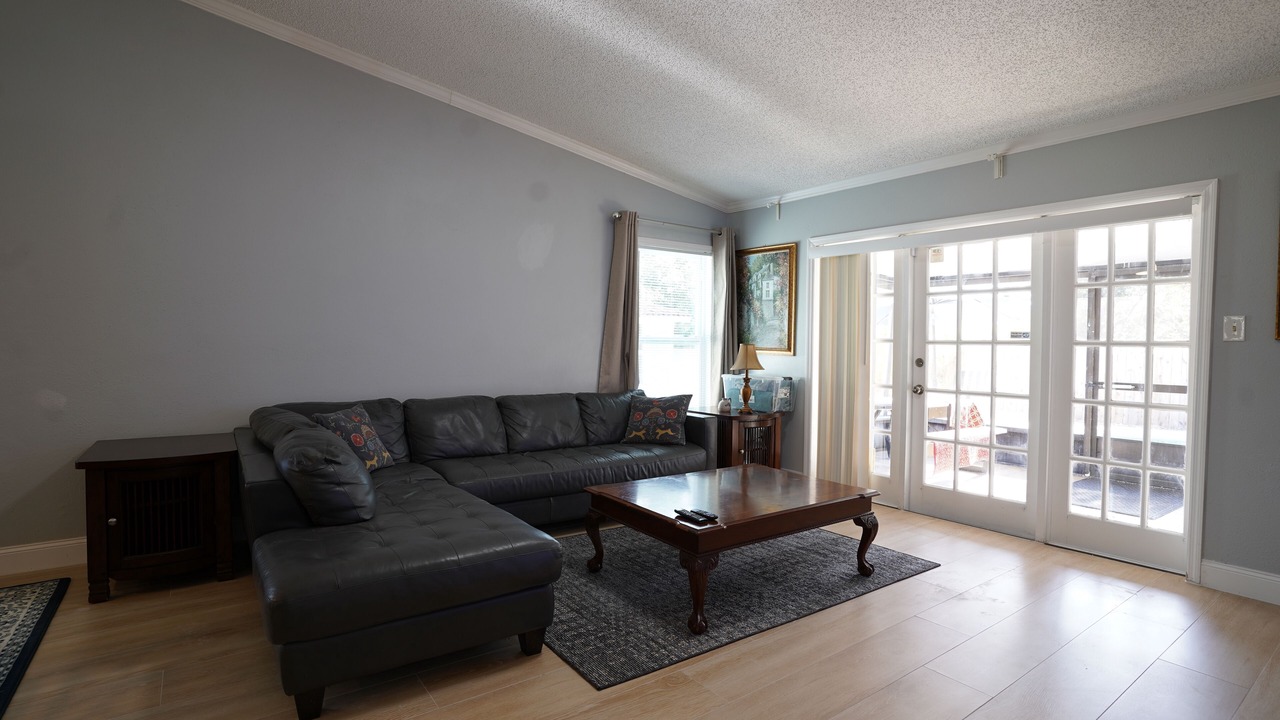 Photo of Livingroom in Lakeview Village