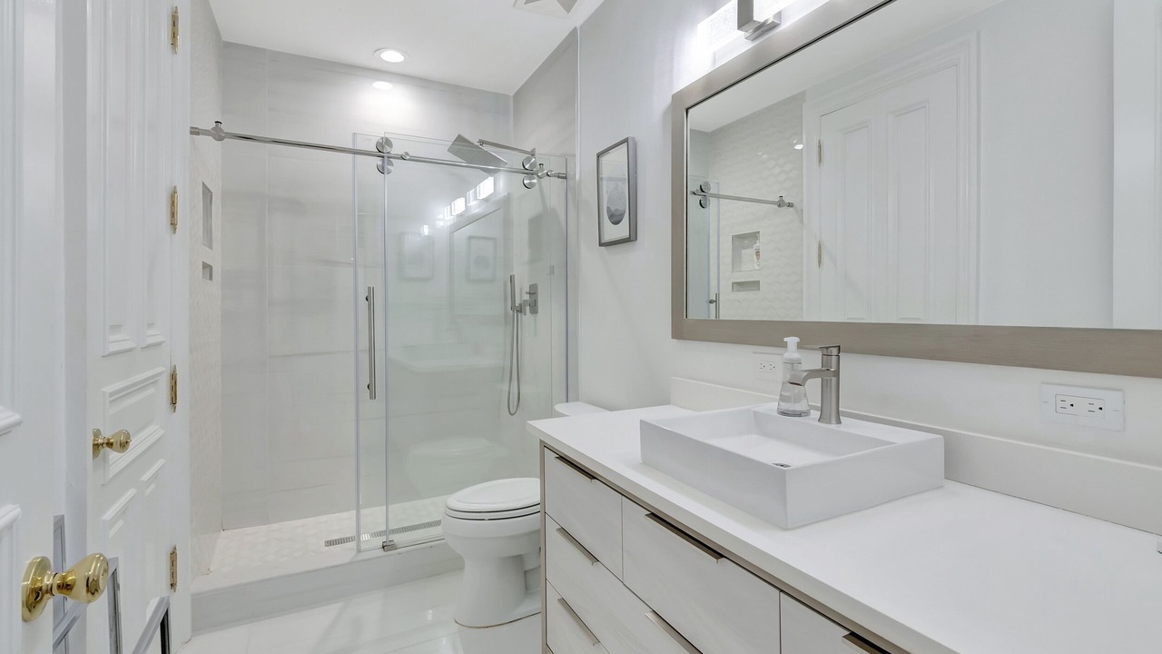 Photo of Bathroom in Tropic Isle