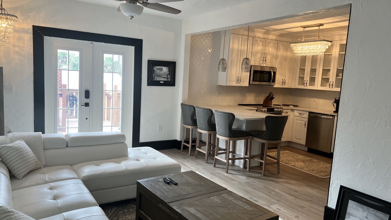 Photo of Livingroom in Historic Downtown Melbourne
