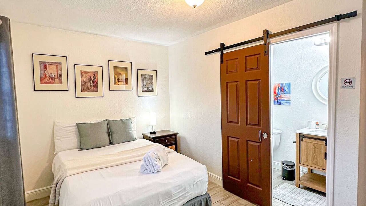 Photo of Bedroom in Carver City - Lincoln Gardens
