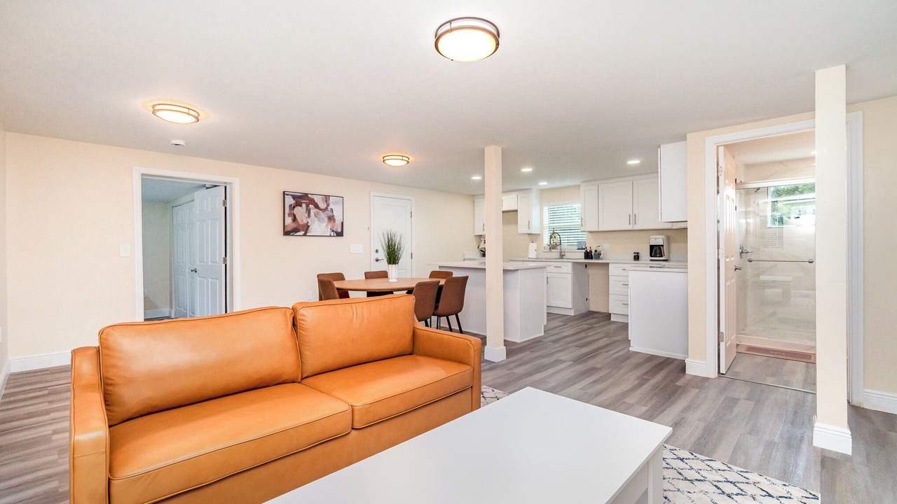 Photo of Livingroom in Broadview Manor