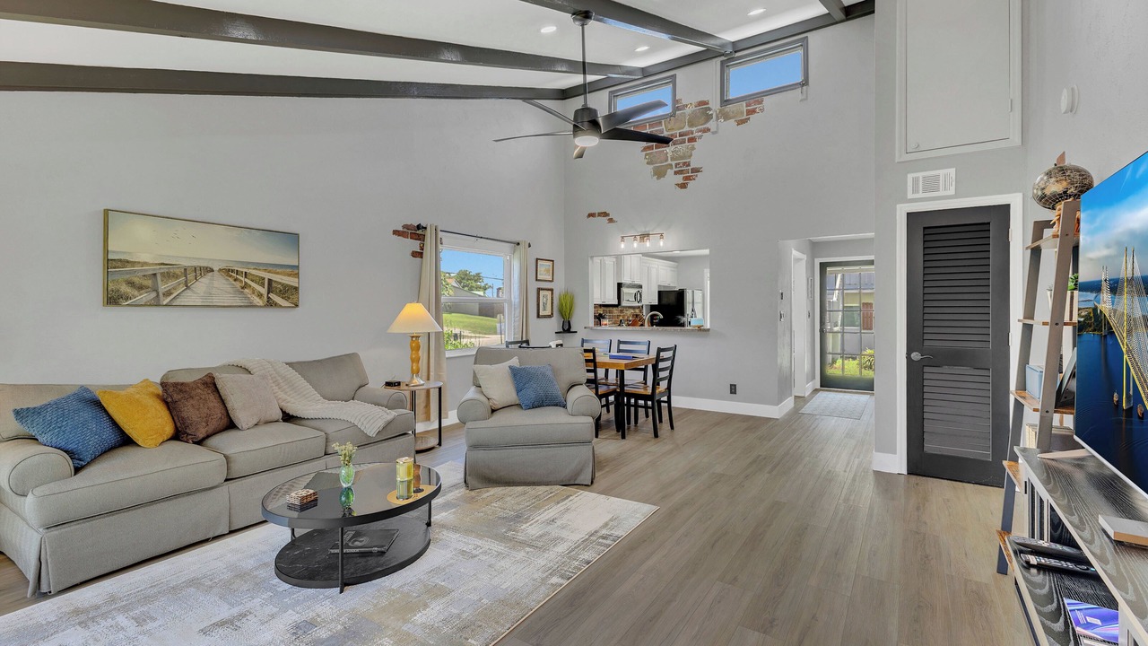 Photo of Livingroom in Historic Downtown Melbourne