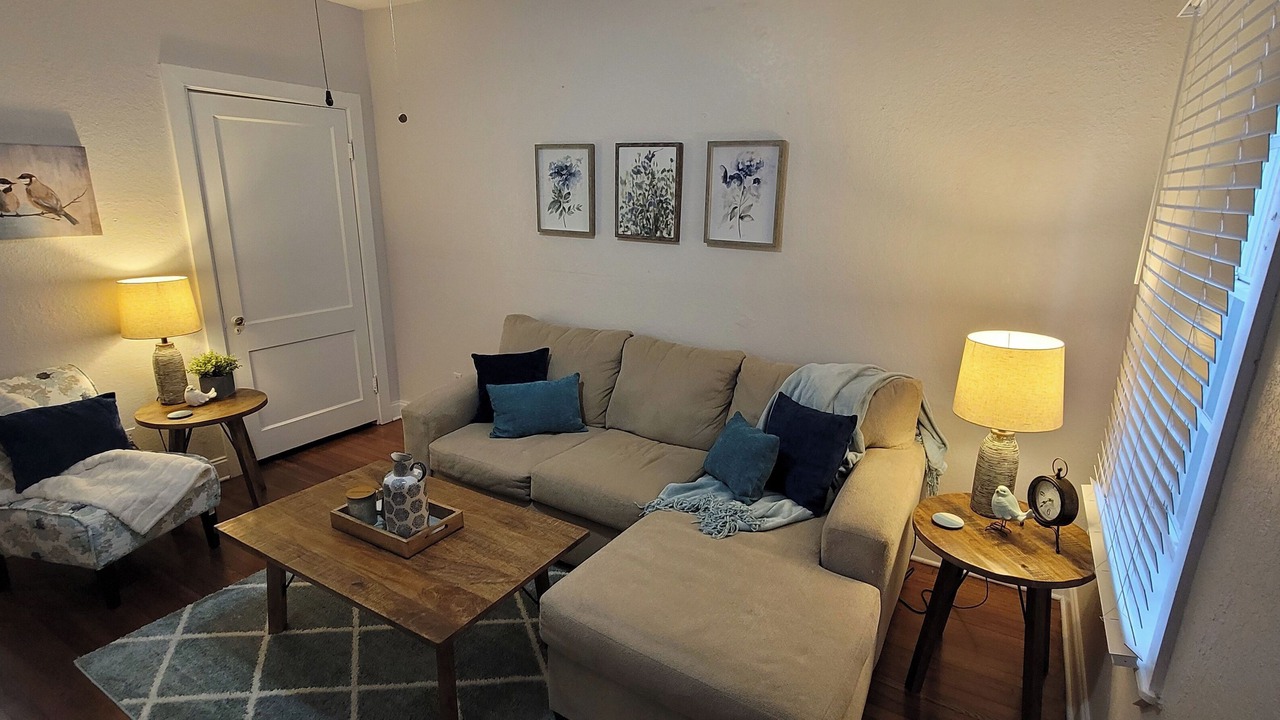 Photo of Livingroom in Courier City - Oscawana