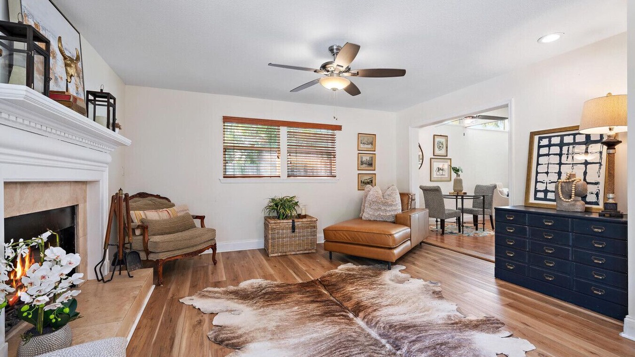 Photo of Livingroom in Yacht Club Estates