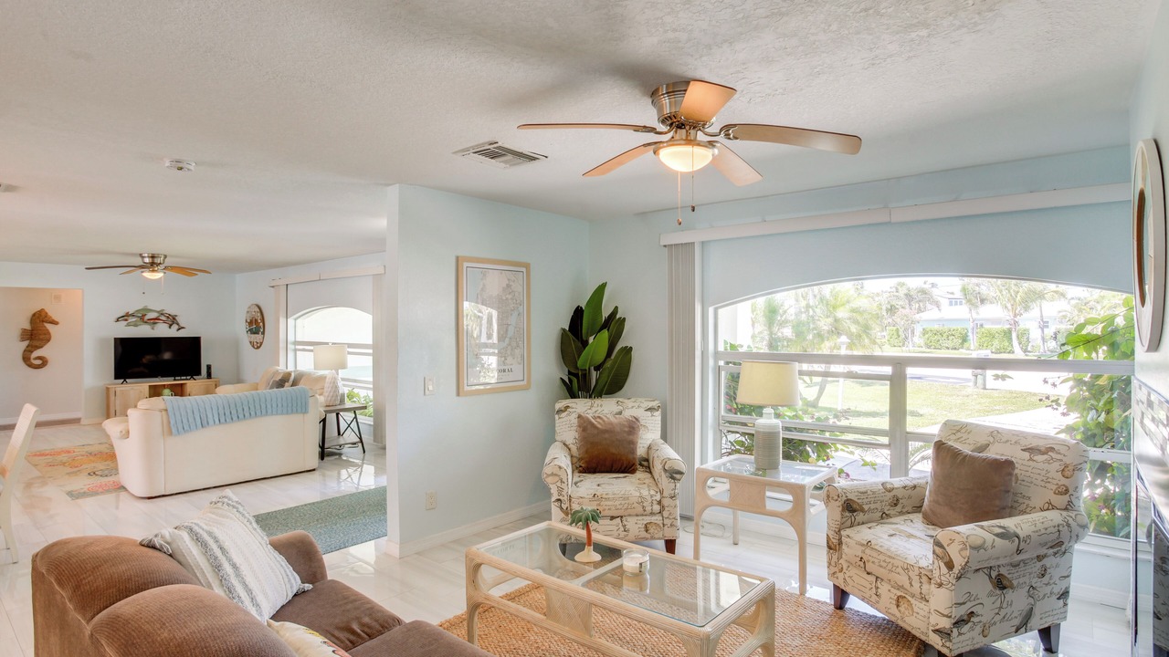 Photo of Livingroom in Yacht Club