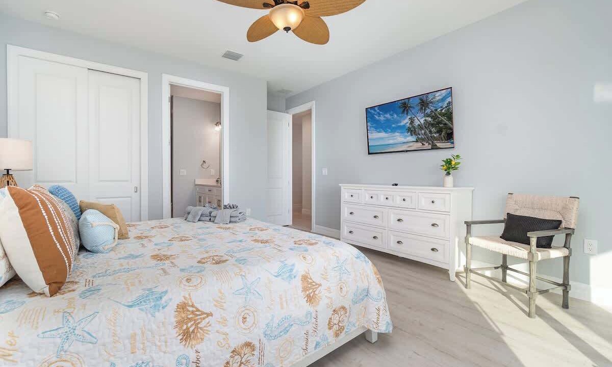 Photo of Bedroom in Mid Island