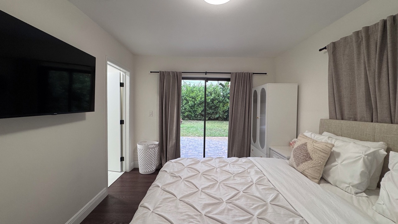 Photo of Bedroom in Oakland Park