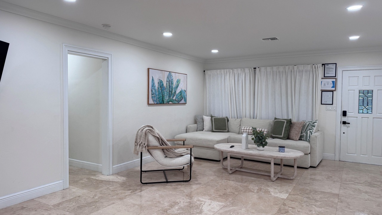 Photo of Livingroom in Oakland Park