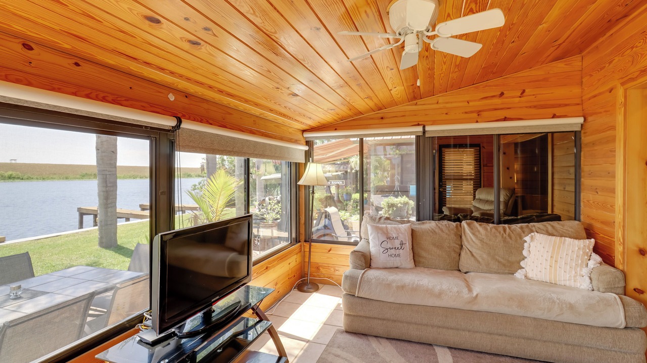 Photo of Livingroom in Okeechobee