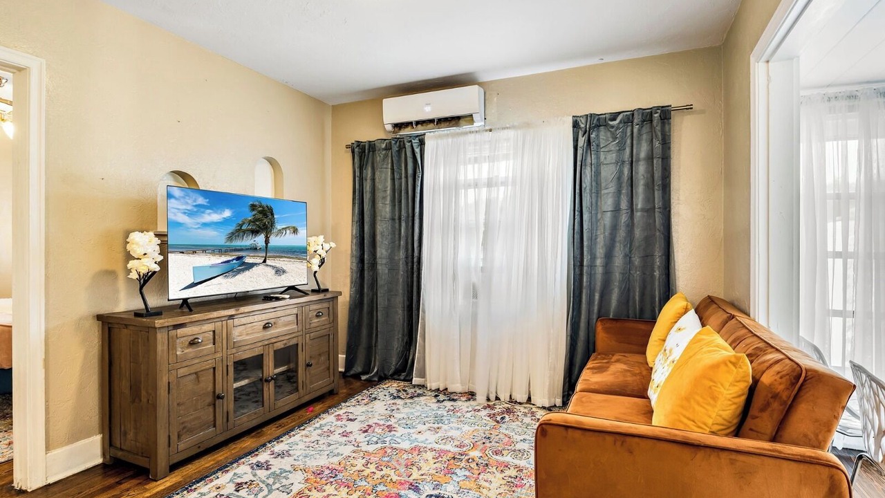Photo of Livingroom in Historic Uptown