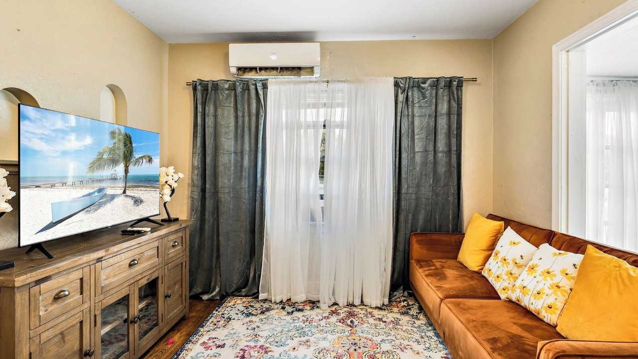 Photo of Livingroom in Historic Uptown