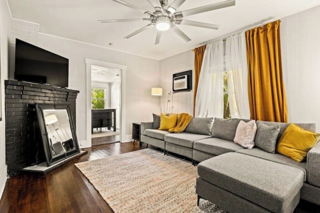Photo of Livingroom in Historic Uptown
