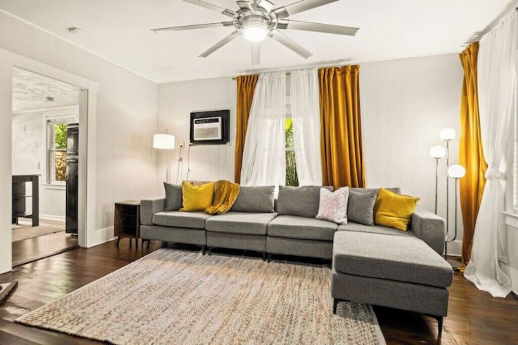 Photo of Livingroom in Historic Uptown