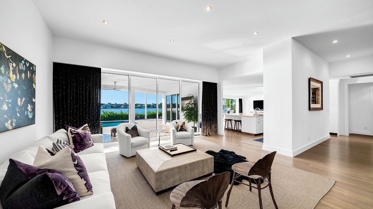 Photo of Livingroom in Royal Harbor