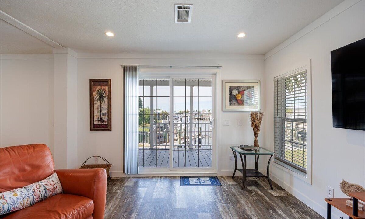 Photo of Livingroom in Saint James City