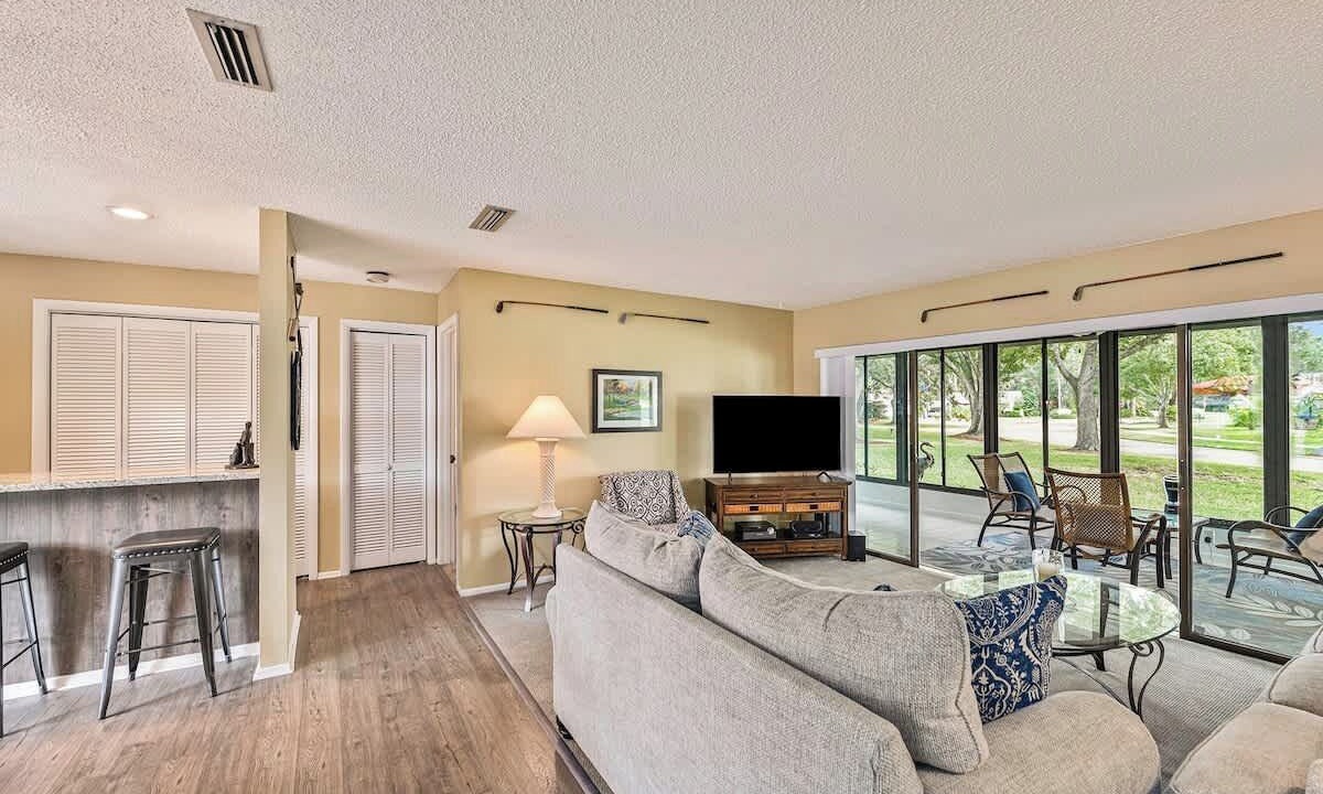 Photo of Livingroom in East Lake Woodlands