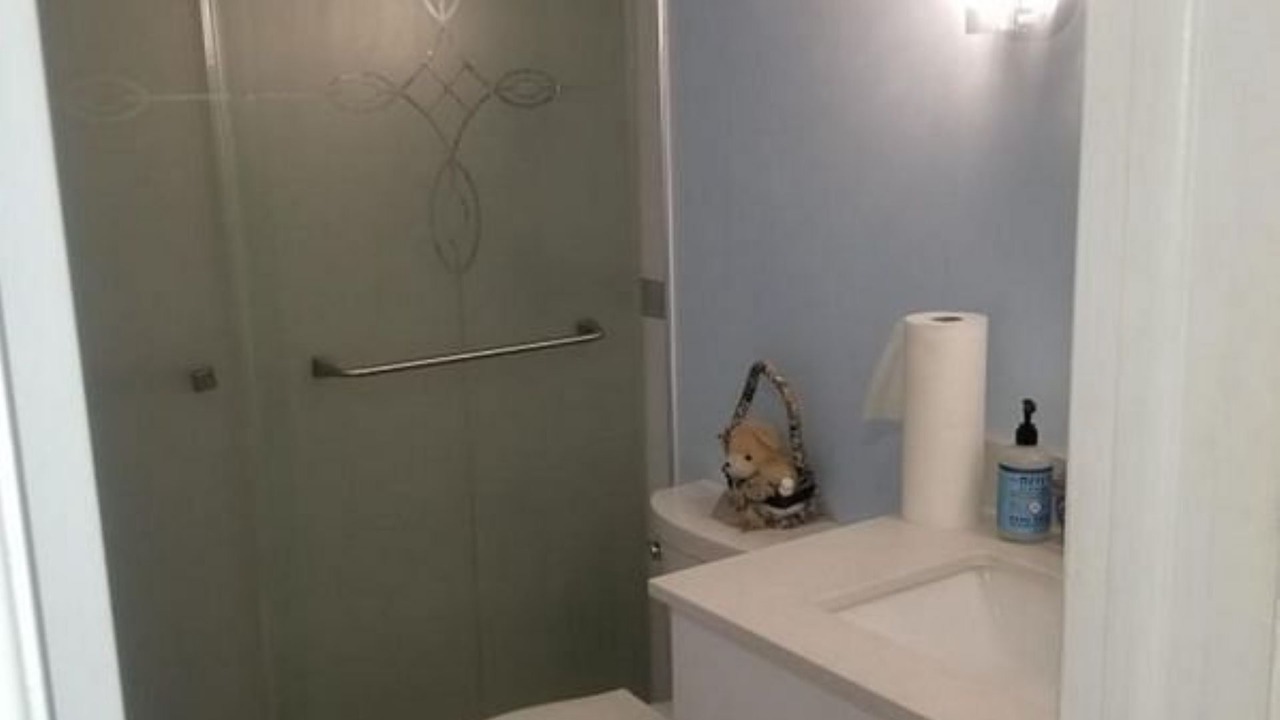 Photo of Bathroom in Lake Worth Corridor