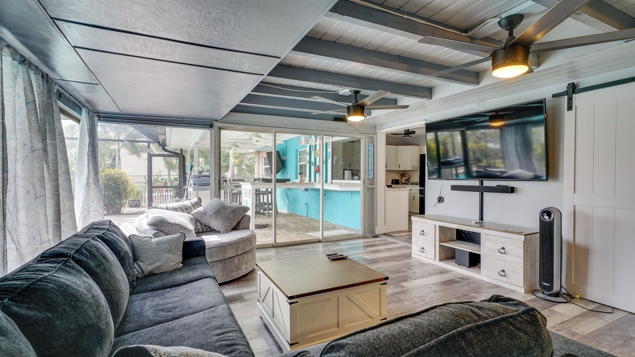 Photo of Livingroom in Yacht Club
