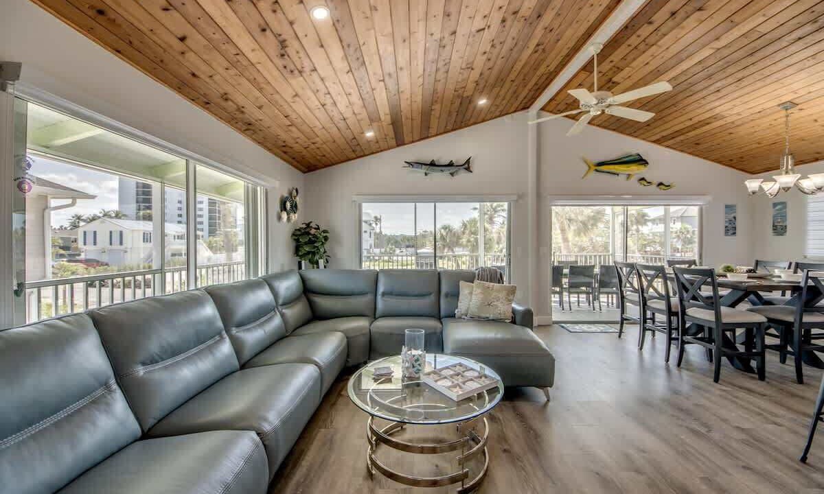 Photo of Livingroom in Mid Island