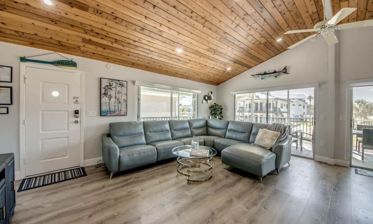 Photo of Livingroom in Mid Island