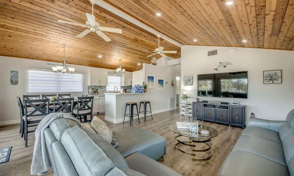 Photo of Livingroom in Mid Island