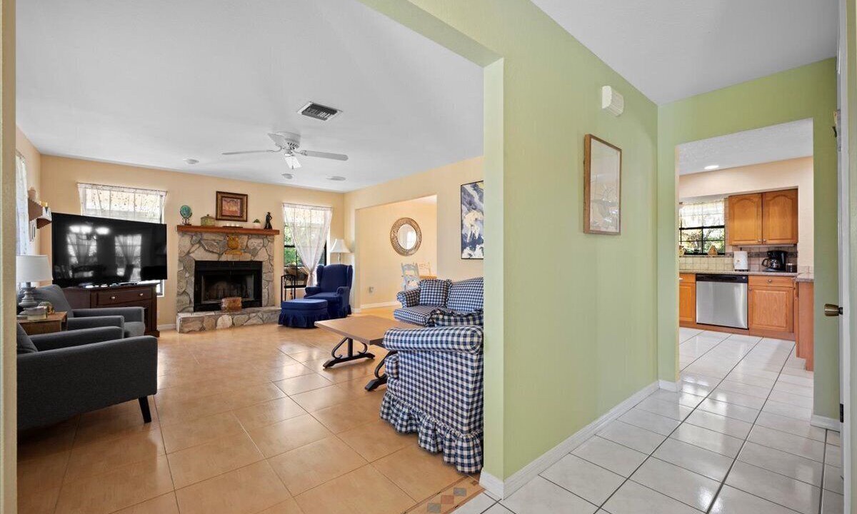 Photo of Livingroom in White City