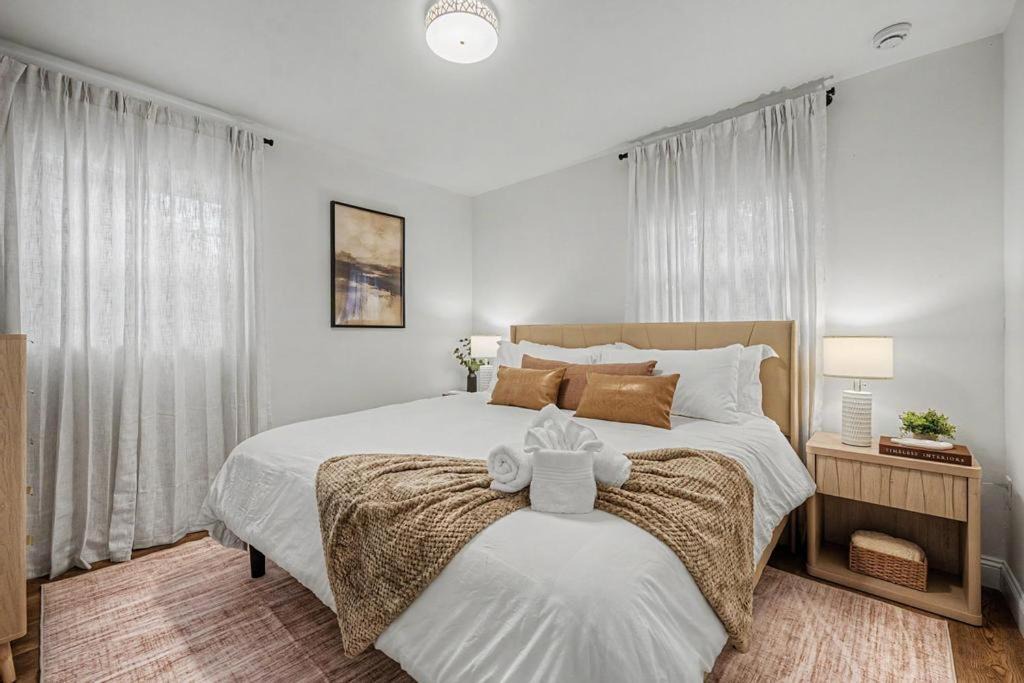 Photo of Bedroom in Town N County Park