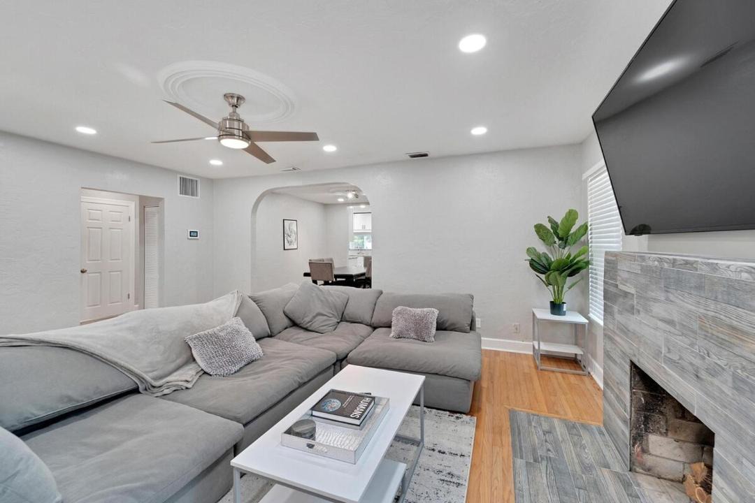 Photo of Livingroom in Greater Woodlawn