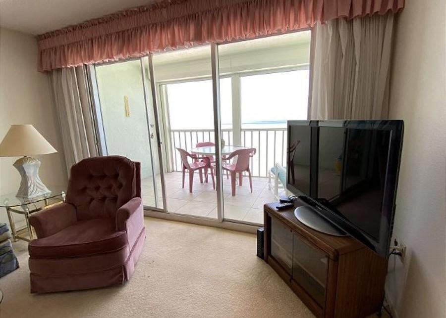 Photo of Livingroom in Mid Island