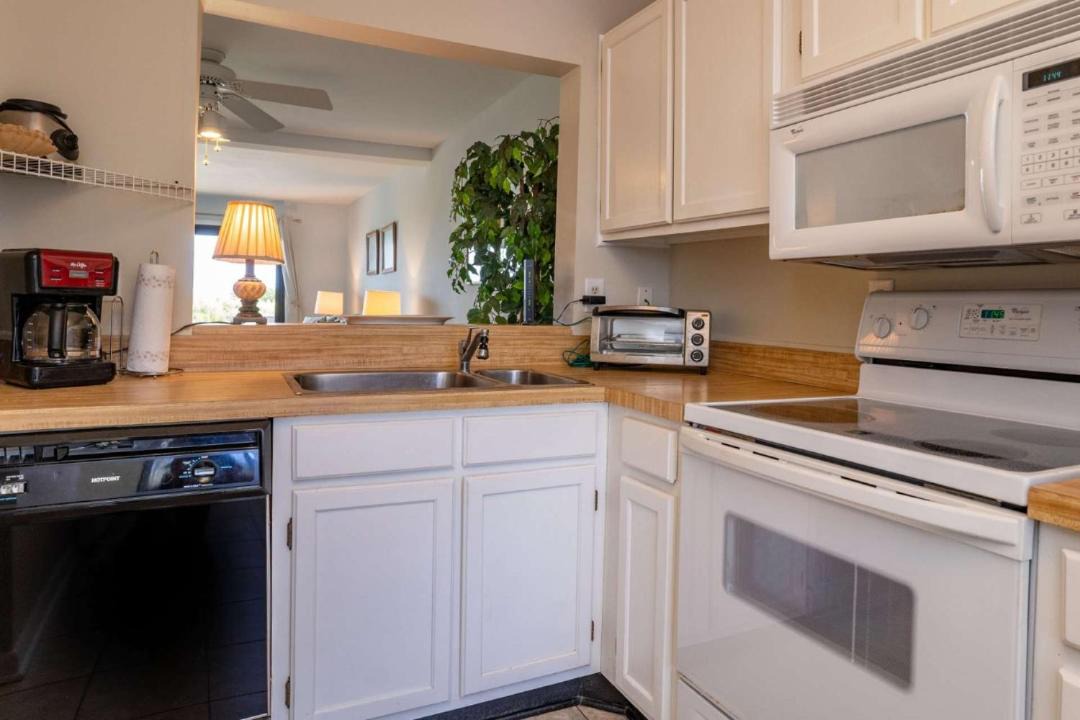 Photo of Kitchen in Oceanmarsh Subdivision