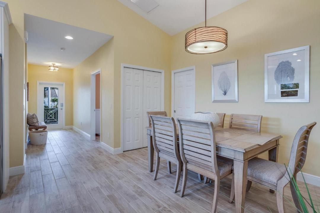 Photo of Livingroom in Mid Island
