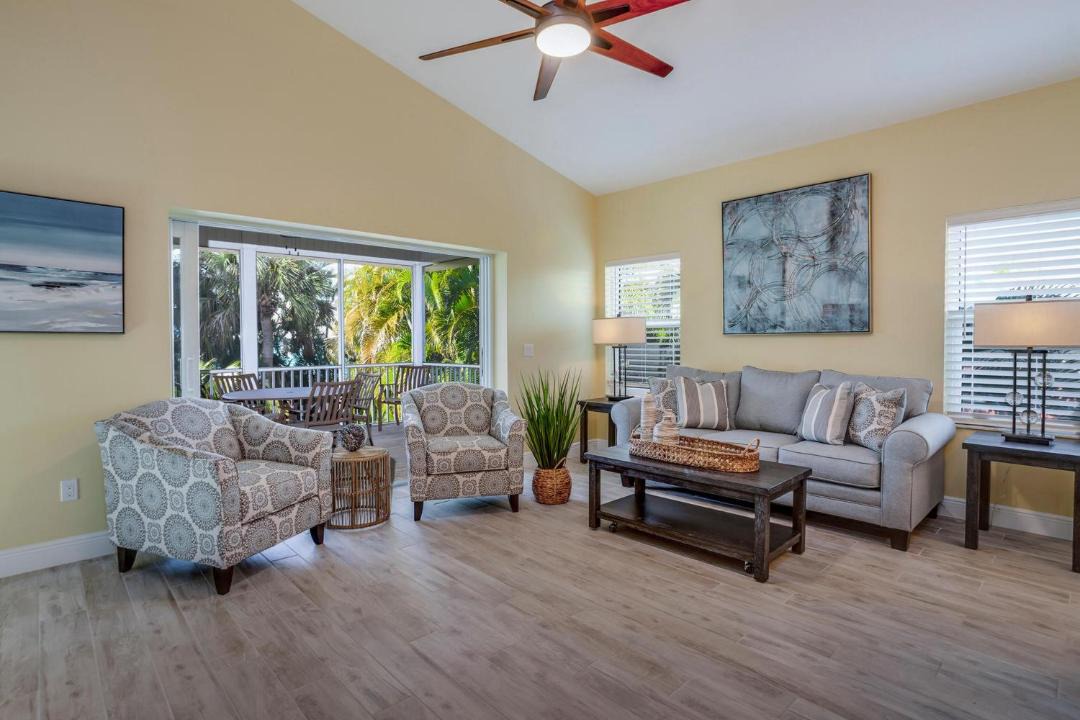 Photo of Livingroom in Mid Island
