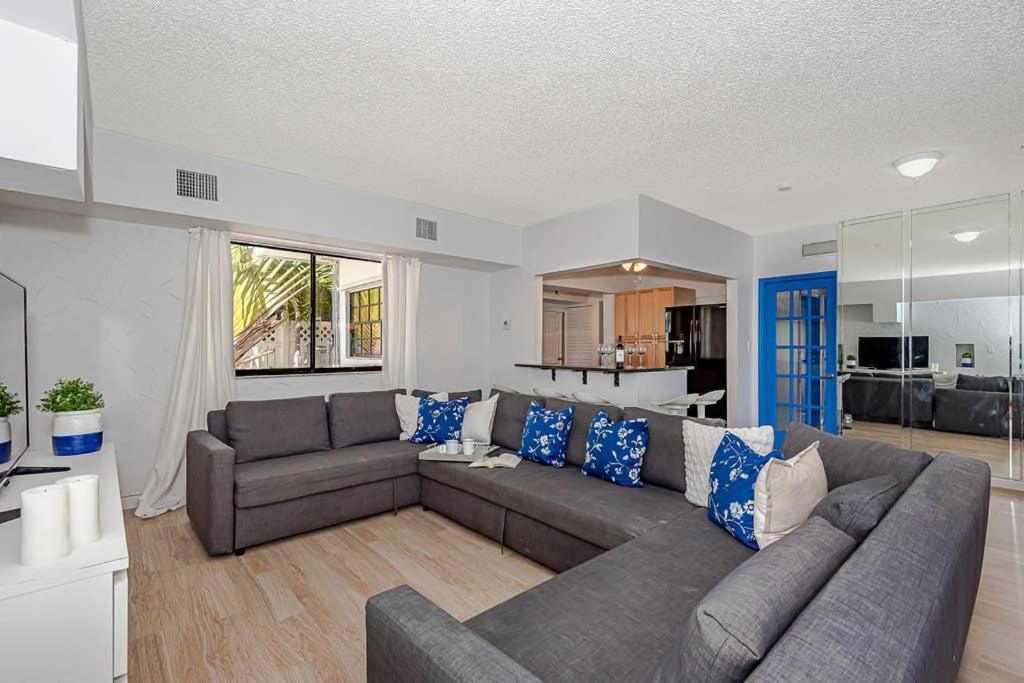 Photo of Livingroom in North Bay Village