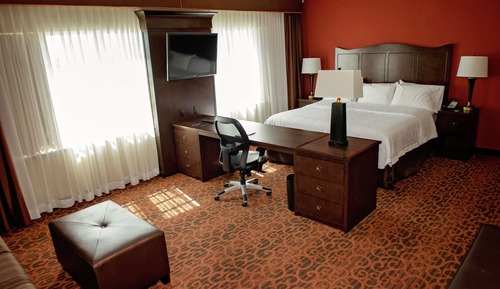 Studio, 1 King Bed, Accessible