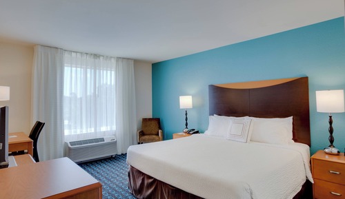 Room, 1 King Bed, Hearing Accessible (Roll-in Shower)