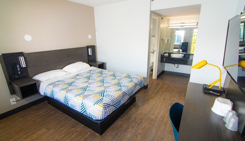 Premium Room, 1 Queen Bed, Non Smoking, Refrigerator & Microwave