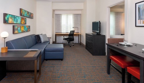 Suite, 1 Bedroom (Mobility/Hearing Access, Roll-in Shwr)
