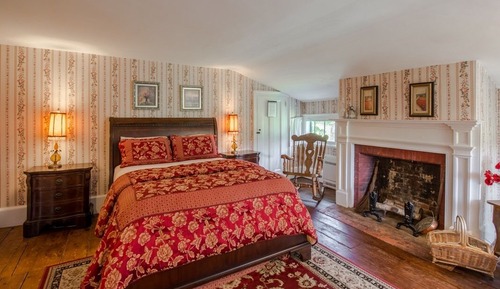 Double Room, Shared Bathroom (Pink room   )