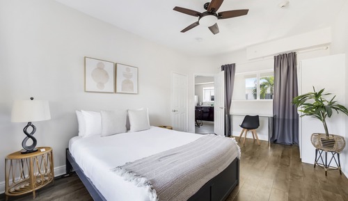 Deluxe Studio, 1 Queen Bed, Kitchenette (Self check-in)