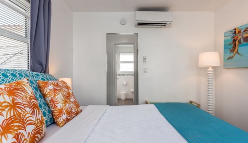 Standard Room, 1 King Bed, Courtyard View