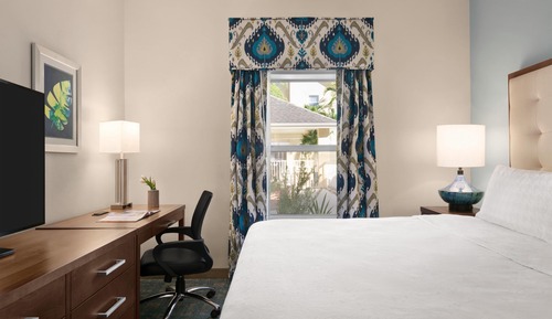 One King Bed, Pool View, Non-Smoking