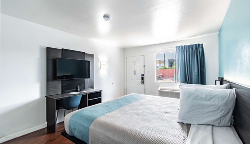 Deluxe Room, 1 King Bed, Accessible, Smoking
