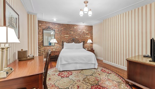 Standard Room, 1 Queen Bed (Standard Queen)