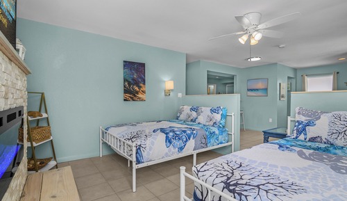 Superior Suite, Kitchen, Pool View