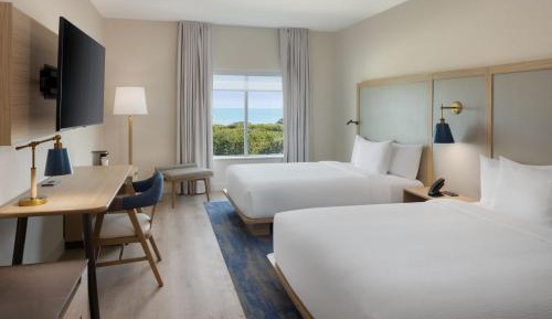 Deluxe Queen Room with Two Queen Beds and Ocean View - Mobility Accessible Tub