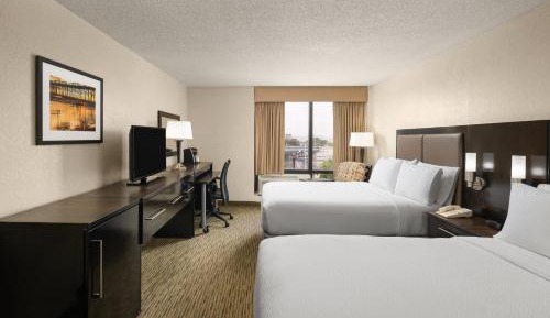 Standard Queen Room with Two Queen Beds and Tub - Mobility/Communications Accessible