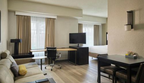 King Studio with Sofa Bed and Transfer Shower - Mobility and Hearing Accessible