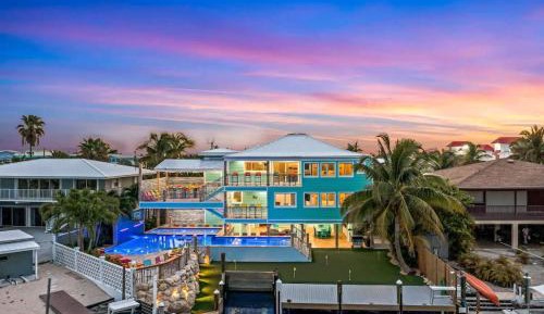 Ten-Bedroom Holiday Home