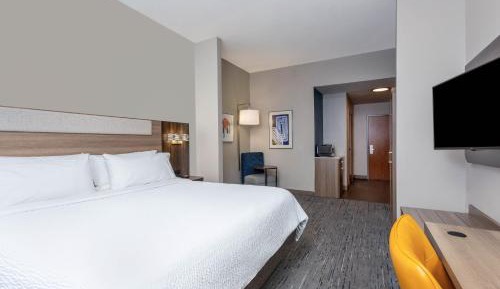 Standard King Room with Roll-in Shower - Mobility Accessible